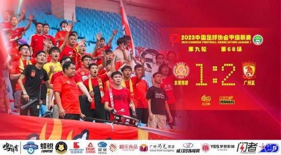 在海滩上的两个人