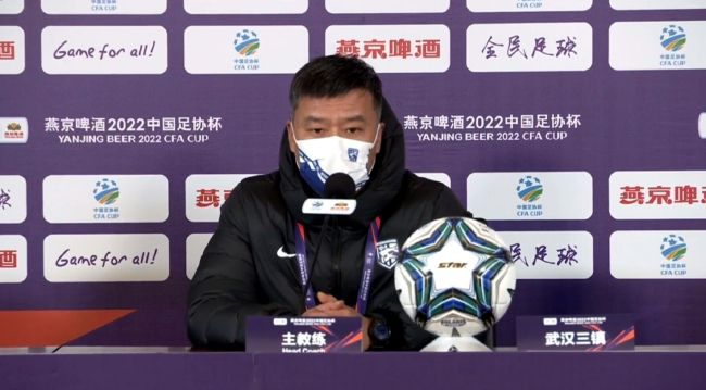 只盯着小伙子的护士
